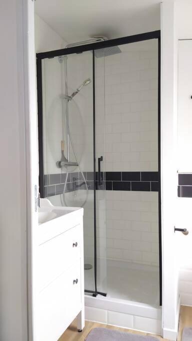 A 8 Minutes A Pied De La Gare Apartment *